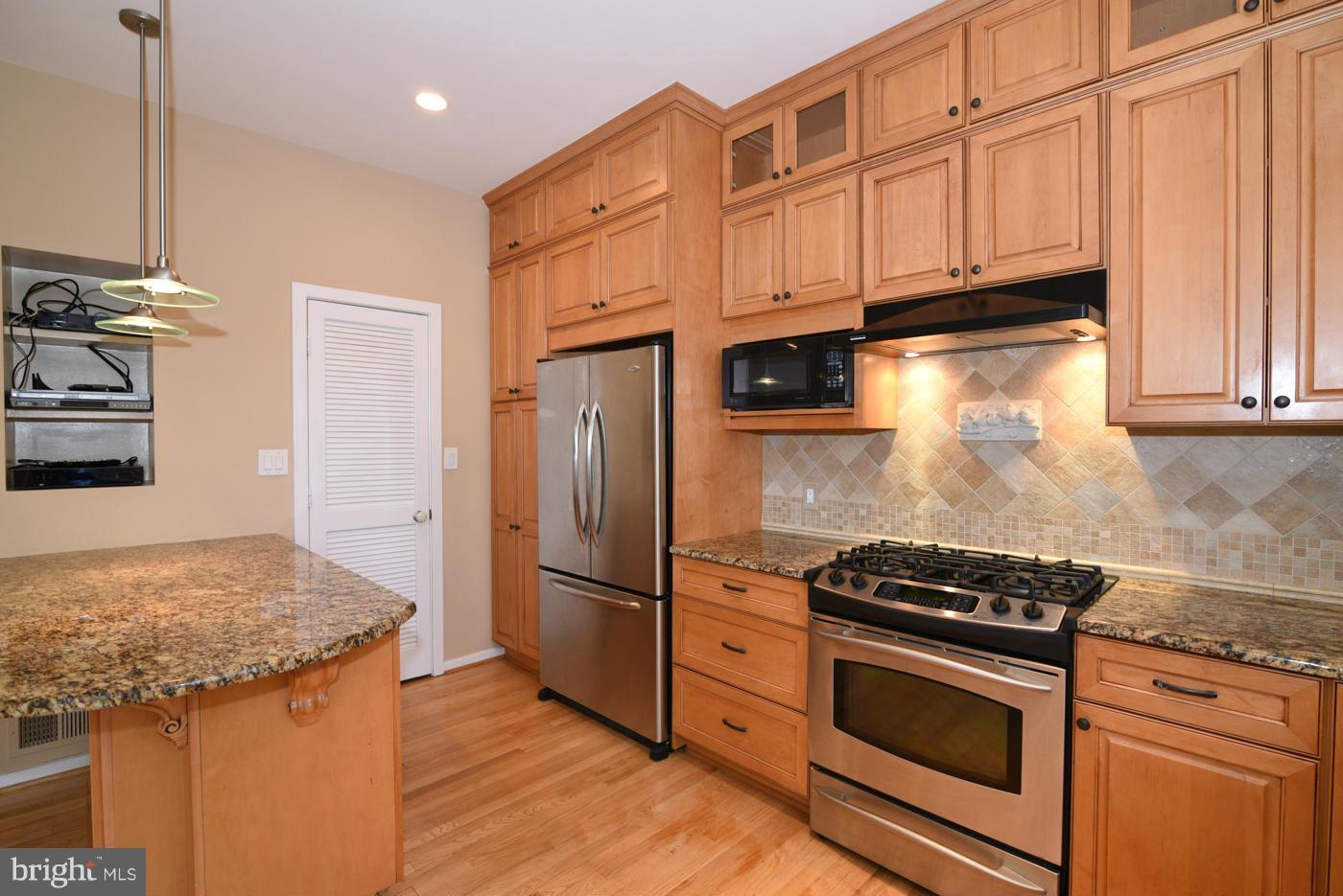 11516 Hemingway Drive Reston, VA 20194 - Photo 8 of 30 Large walk-in pantry