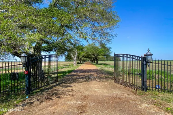 $680,000 | 16487 Highway 3, Yazoo City, MS 39194