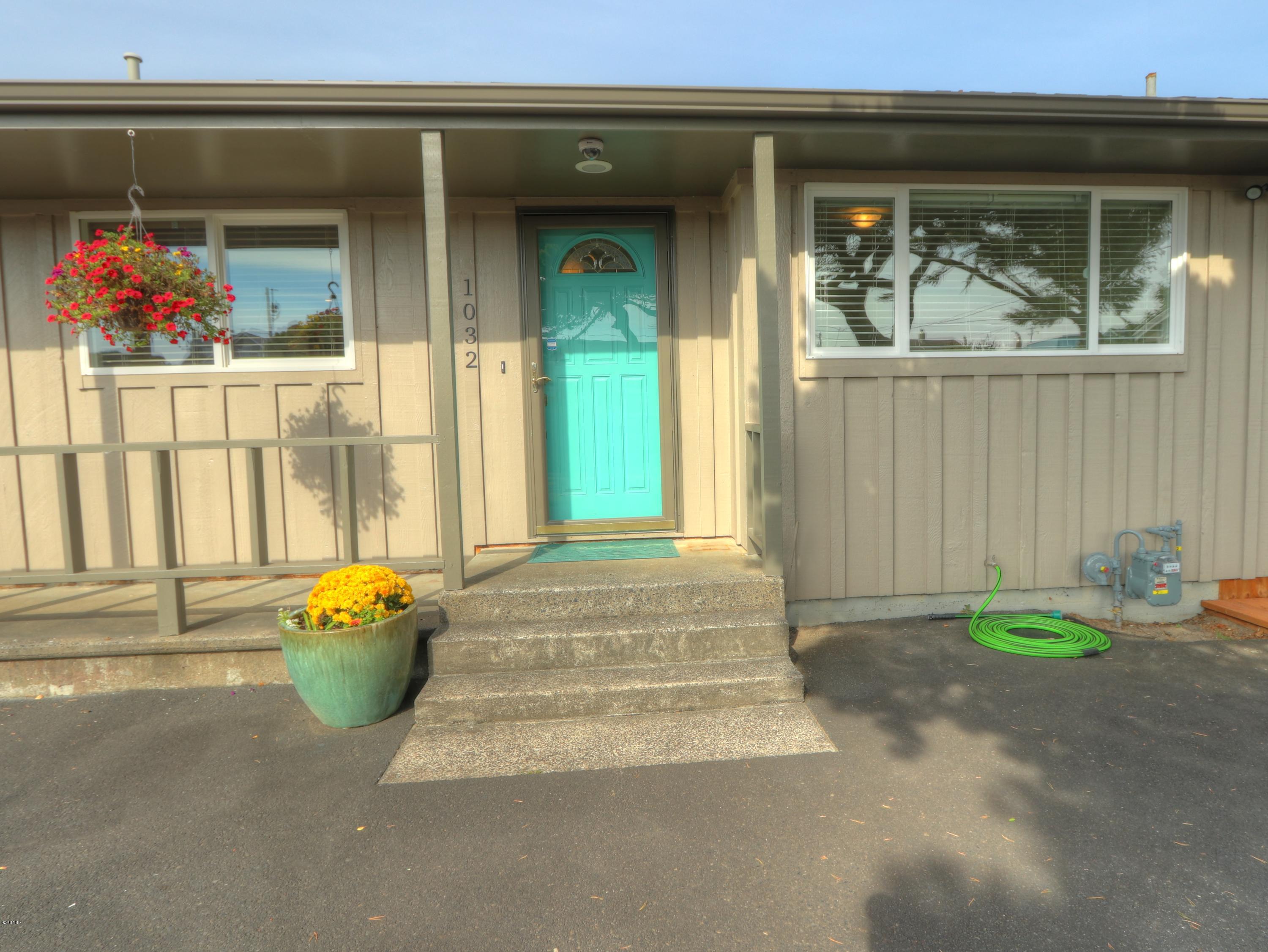 1032 Southwest Mark Street Newport, OR 97365 - Photo 27 of 37 Front Entrance