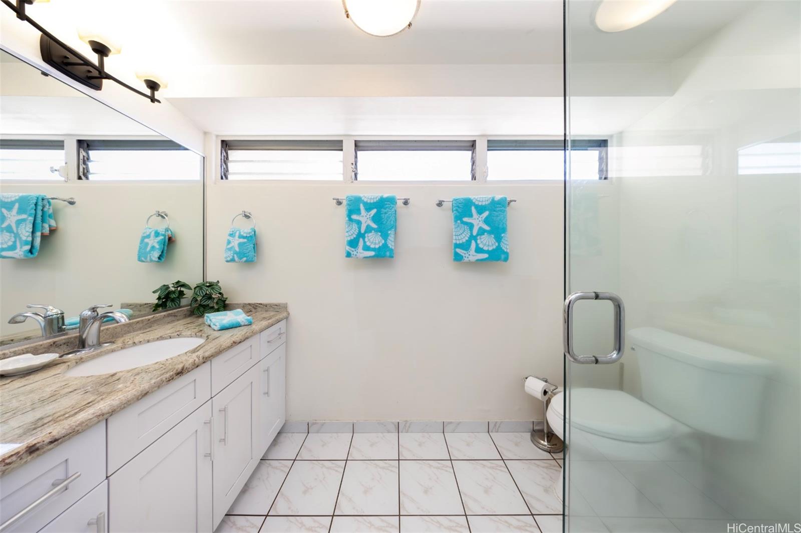 2161 Kalia Road, Unit 1012 Honolulu, HI 96815 - Photo 21 of 25 a bathroom with a sink a toilet and shower