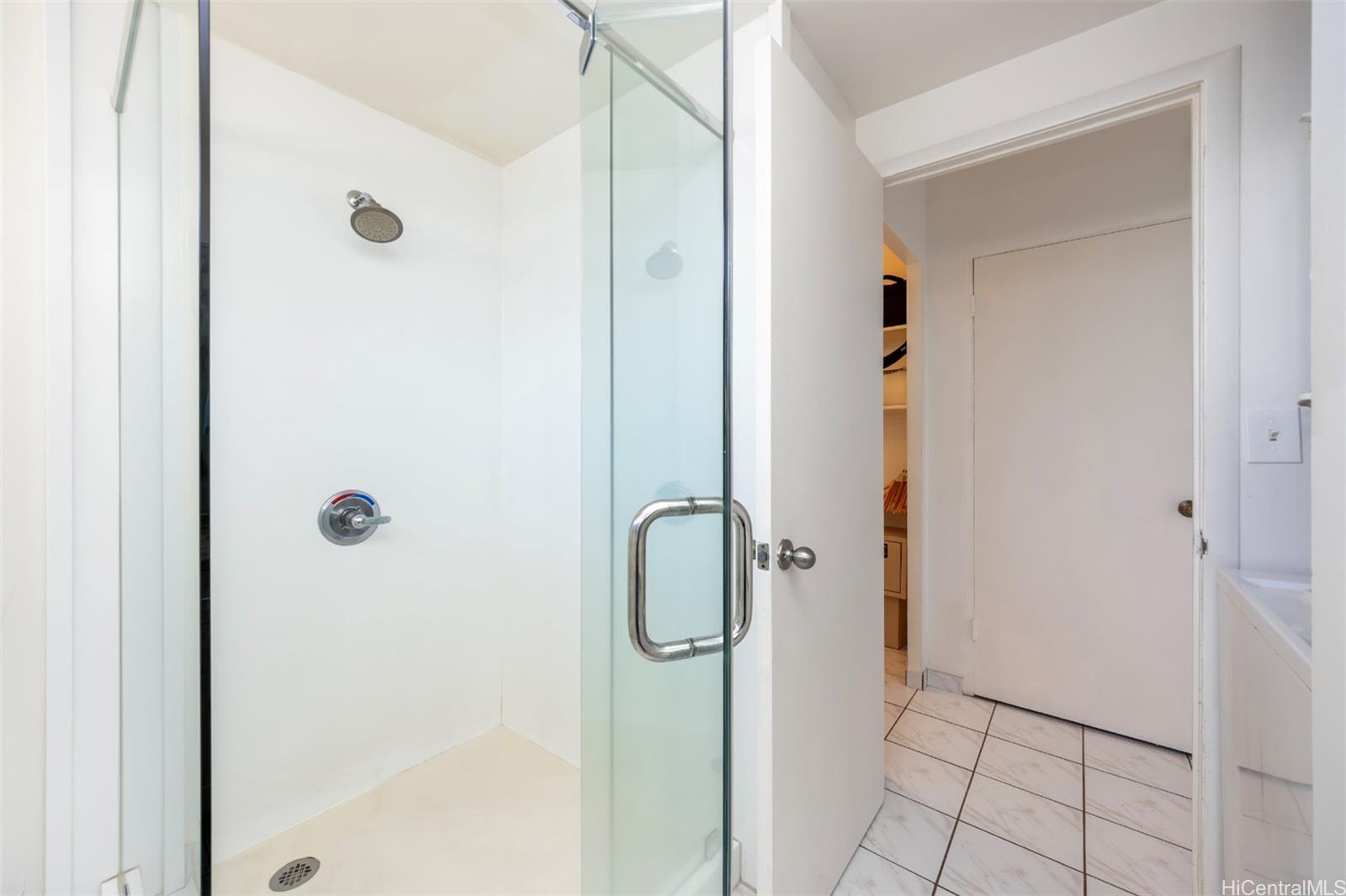 2161 Kalia Road, Unit 1012 Honolulu, HI 96815 - Photo 22 of 25 a bathroom with a shower