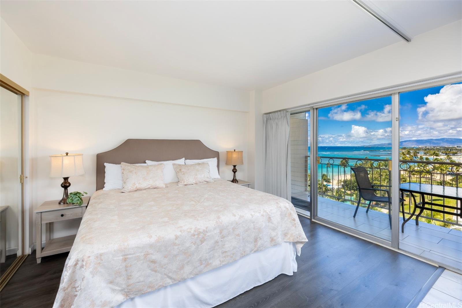 2161 Kalia Road, Unit 1012 Honolulu, HI 96815 - Photo 10 of 25 a large bed sitting in a bedroom next to a lamp