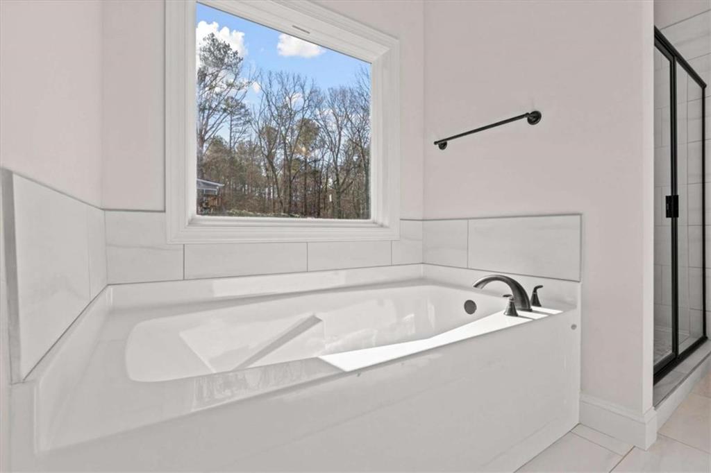 7213 Tara Drive Villa Rica, GA 30180 - Photo 21 of 42 a bathroom with bathtub