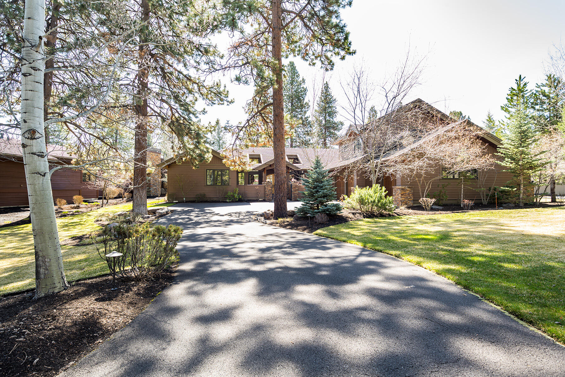 19436 Green Lakes Loop Bend, OR 97702 - Photo 5 of 53 Long, level driveway