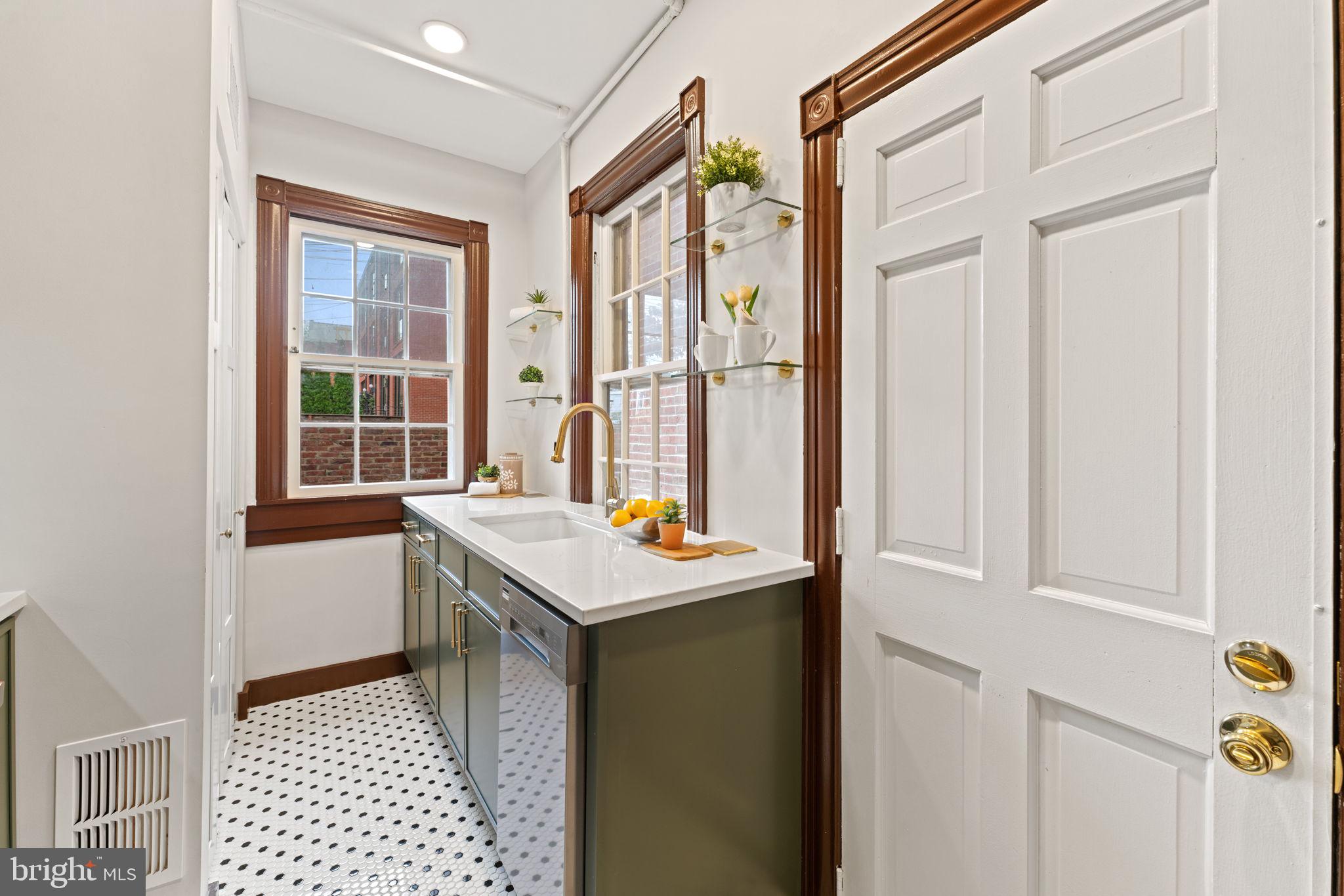 307 4th Street Northeast Washington, DC 20002 - Photo 3 of 40 Carrara quartz couners, luxury fixtures, new appli