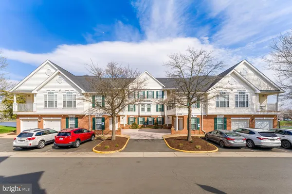 $415,000 | 43114 Watercrest Square, Unit 200, Chantilly, VA 20152