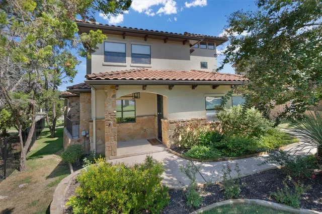$750,000 | 8 Cove Creek Lane, Austin, TX 78738