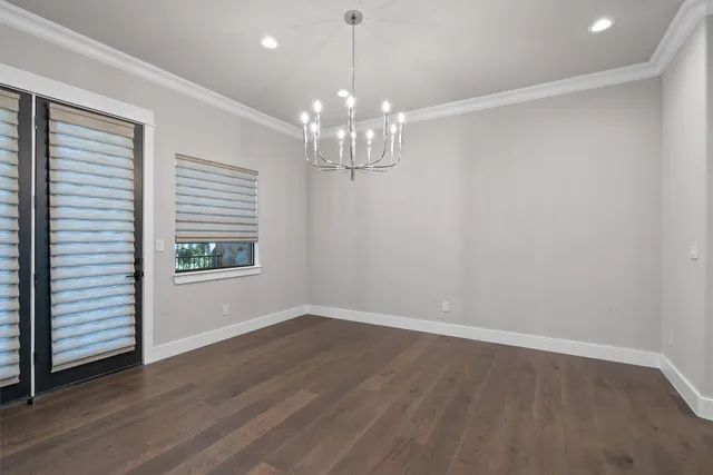 a view of a chandelier in big room and chandelier