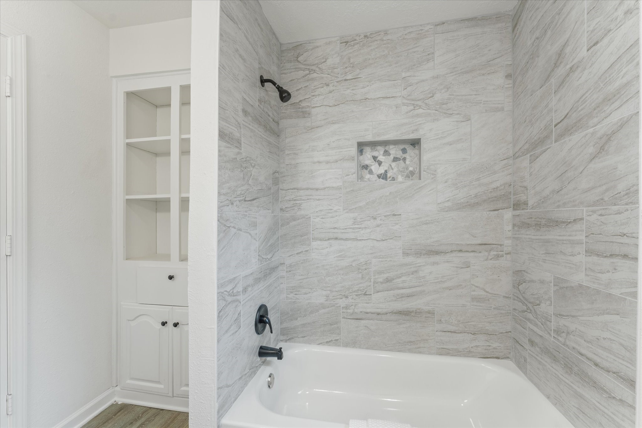 6030 Beaudry Drive Houston, TX 77035 - Photo 33 of 45 a bathroom with a bathtub