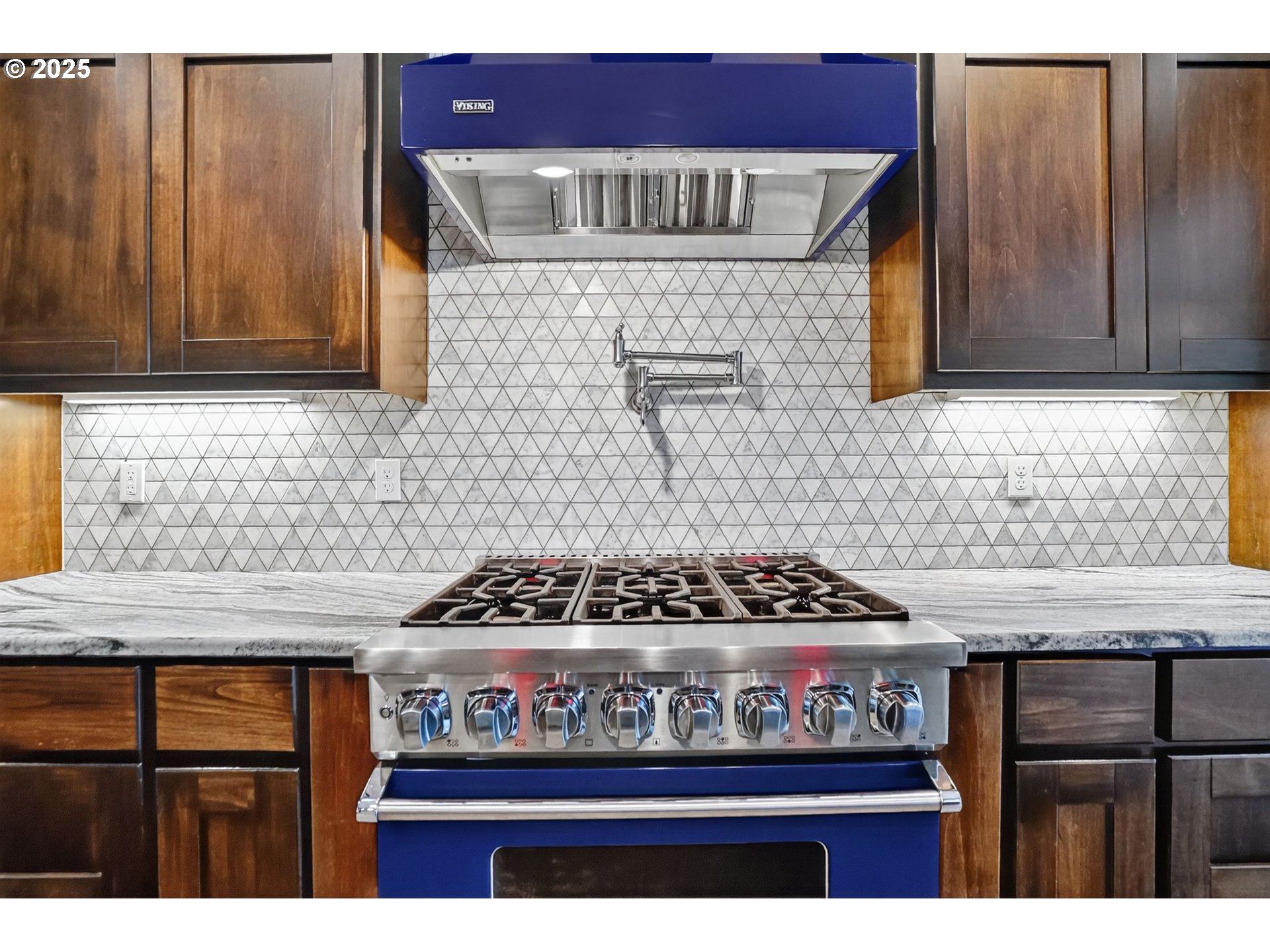 18740 South Upper Highland Road Beavercreek, OR 97004 - Photo 14 of 48 a kitchen with a stove and cabinets