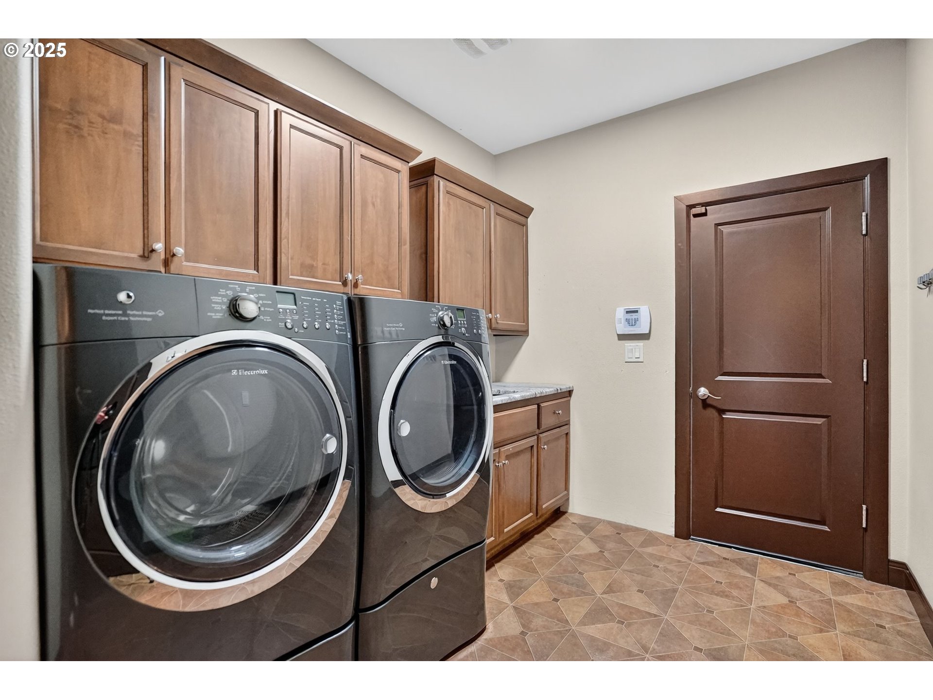18740 South Upper Highland Road Beavercreek, OR 97004 - Photo 30 of 48 a kitchen with a refrigerator and washer