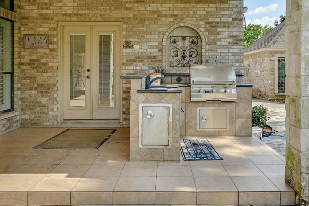 58 Lake Road Lake Jackson, TX 77566 - Photo 23 of 31 Covered Patio View 2