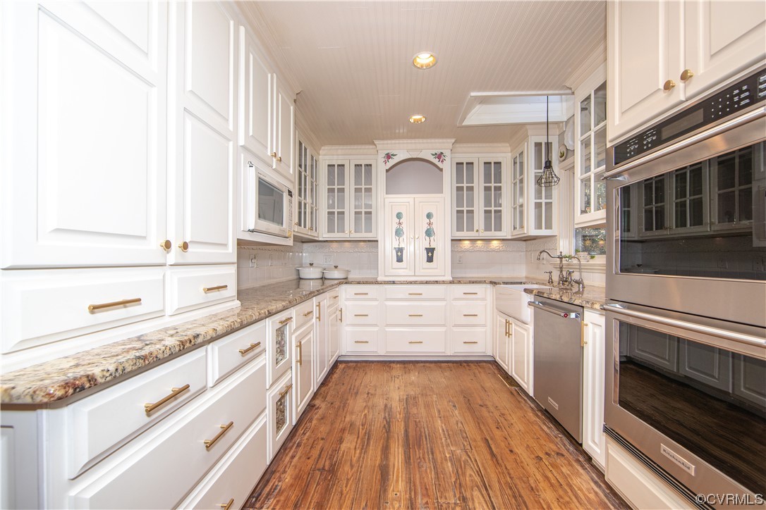 14420 West Salisbury Road Midlothian, VA 23113 - Photo 19 of 50 a large white kitchen with granite countertop a stove top oven a sink and dishwasher with wooden floor