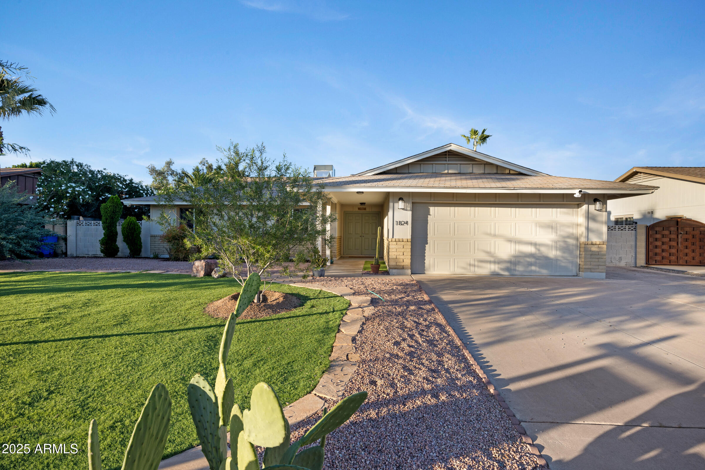1824 West Seldon Lane Phoenix, AZ 85021 - Photo 34 of 34 a front view of a house with garden