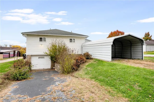 a view of a house with a yard