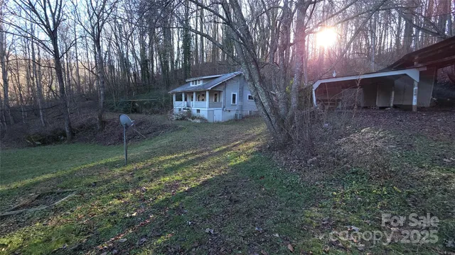 a picture of a book shelves