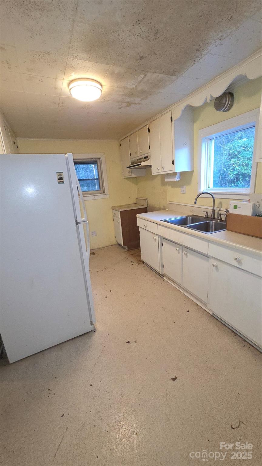 39 Henry Road Sylva, NC 28779 - Photo 6 of 20 a large kitchen with a lot of counter space and a sink