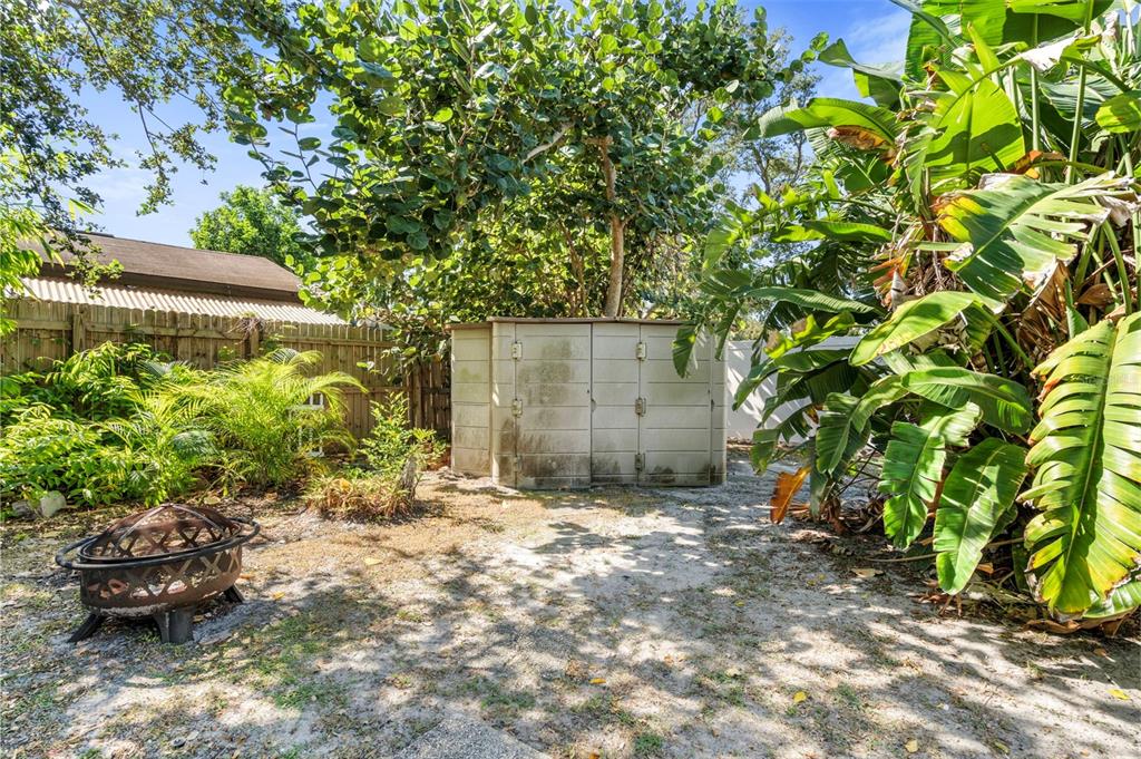 2380 Bay Street Sarasota, FL 34237 - Photo 35 of 48 a backyard of a house with lots of green space