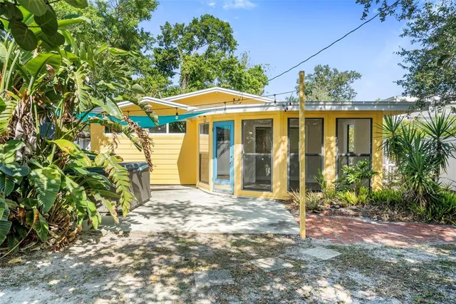 a view of a house with backyard