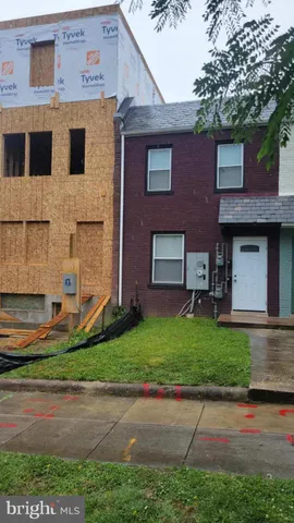 a brick building that has a lots of windows in it