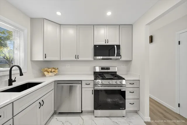 $3,250 | 2211 Birchwood Parkway, Woodridge, IL 60517