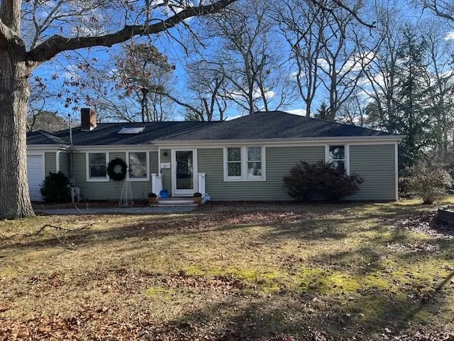 a view of a house with a yard