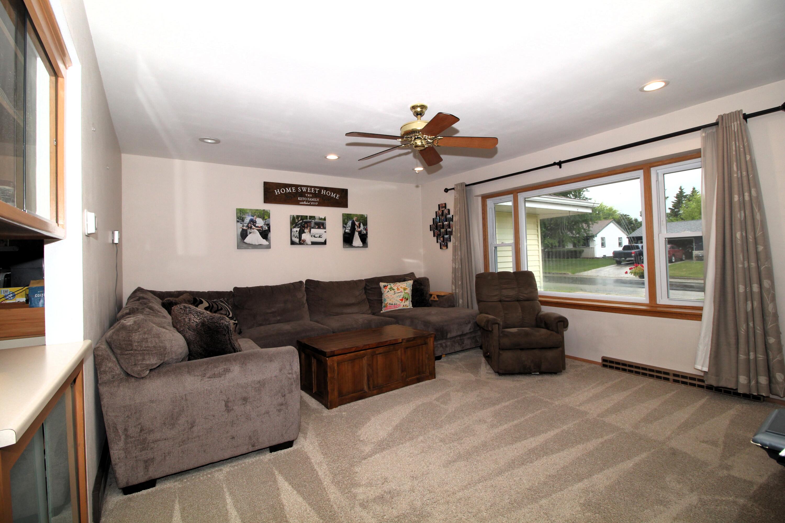 W174N9446 Joper Road Menomonee Falls, WI 53051 - Photo 11 of 32 Living Room
