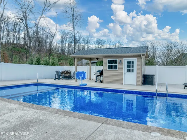 $749,500 | 807 Brookwood Lane, Maryville, TN 37801