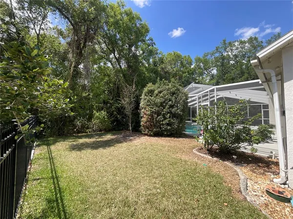a view of a backyard