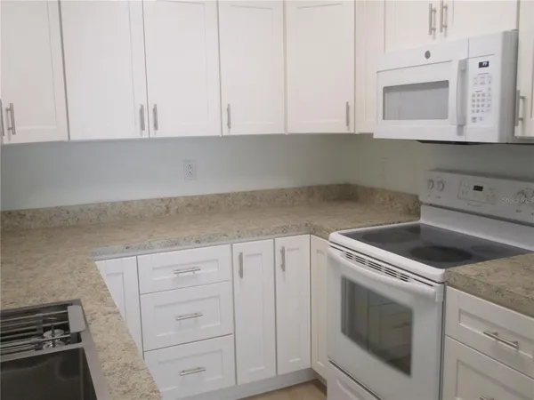 $1,850 | 511 Finsbury Circle, Unit B, Sun City Center, FL 33573