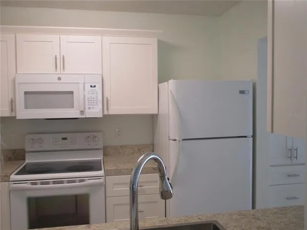 $1,850 | 511 Finsbury Circle, Unit B, Sun City Center, FL 33573