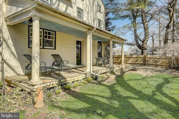 a view of a house with backyard