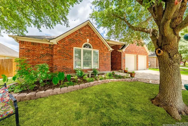 a view of a house with backyard and garden
