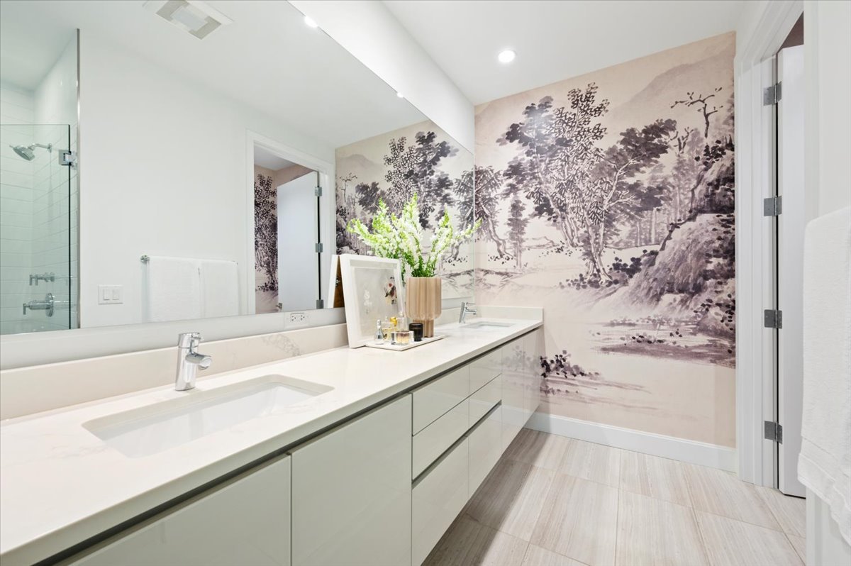 36 North Carpenter Street, Unit 2N Chicago, IL 60607 - Photo 18 of 26 a bathroom with a sink and a bathtub