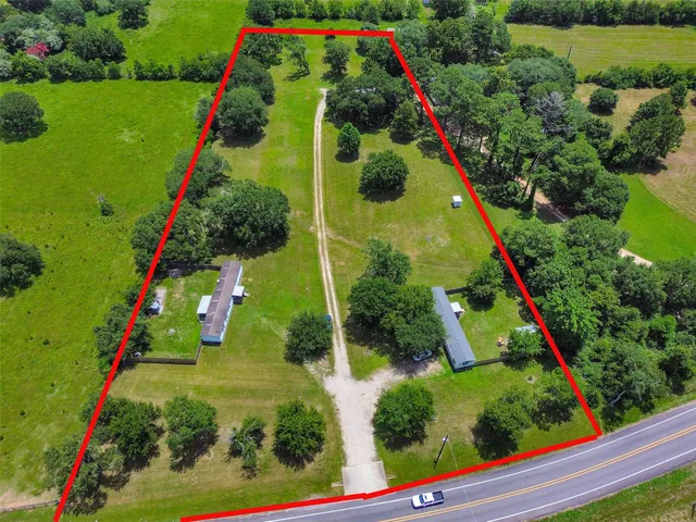 an aerial view of a yard