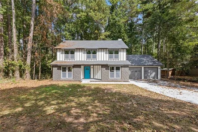 a view of a house with a yard