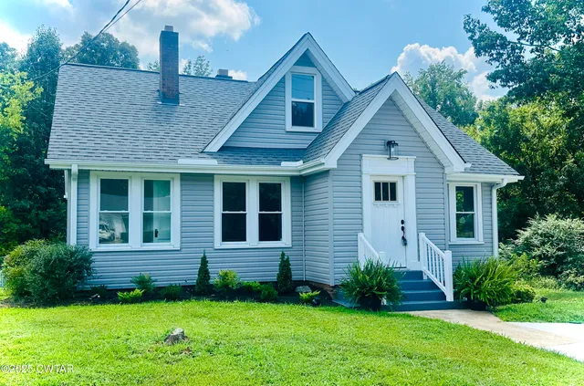 a view of front of a house with a yard