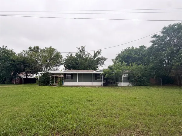 $1,695 | 402 East College Street, Alvarado, TX 76009