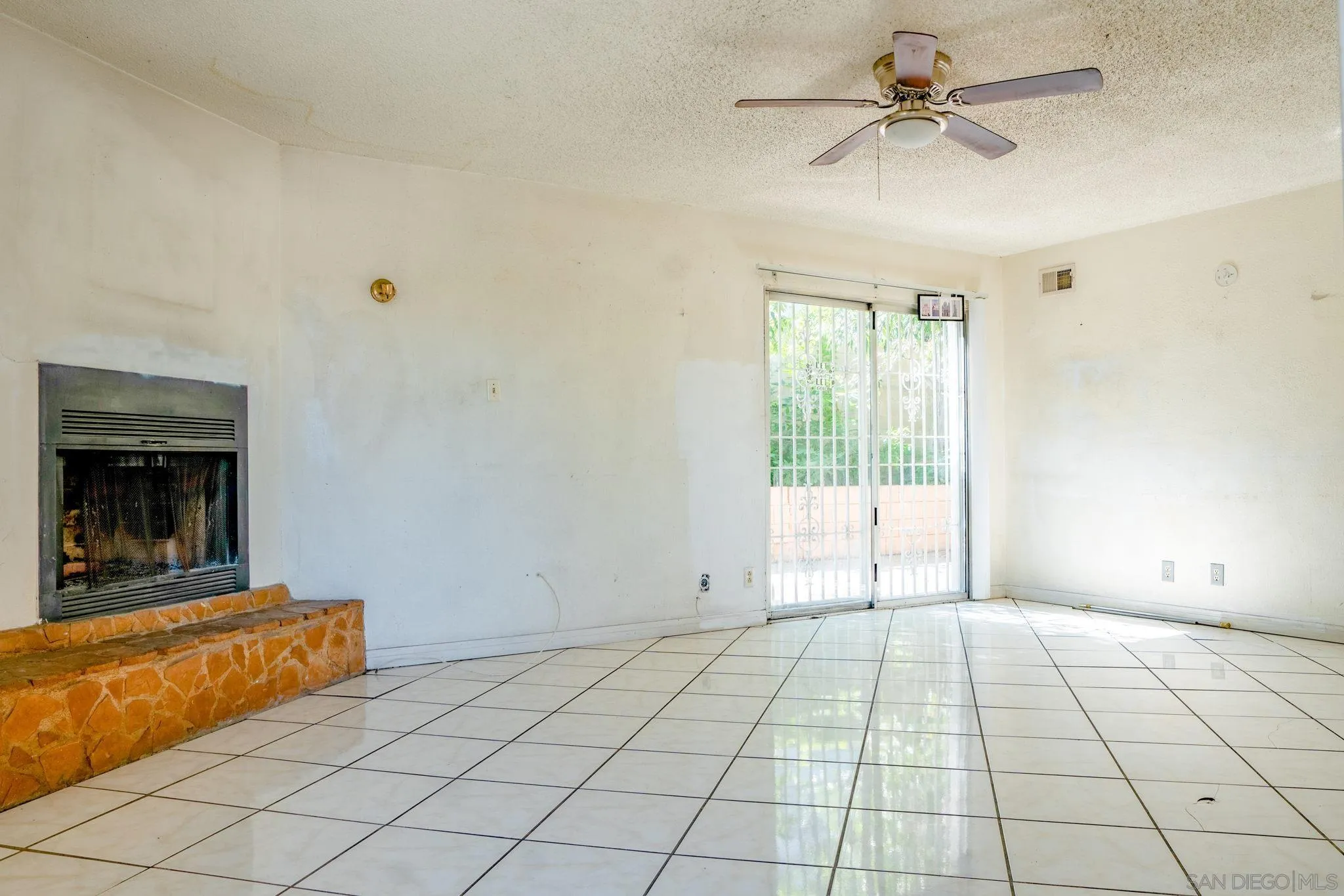 9209 Jamacha Boulevard Spring Valley, CA 91977 - Photo 9 of 26 a view of an empty room and window