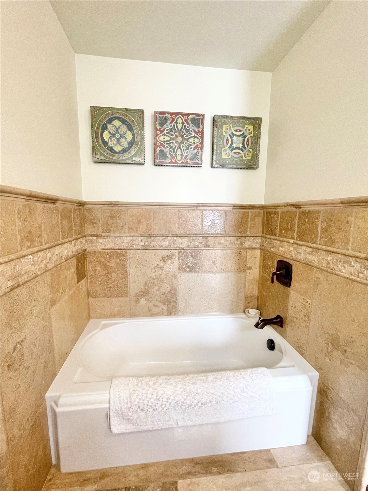 14 Pogue Road Okanogan, WA 98840 - Photo 26 of 40 a bathroom with a bathtub
