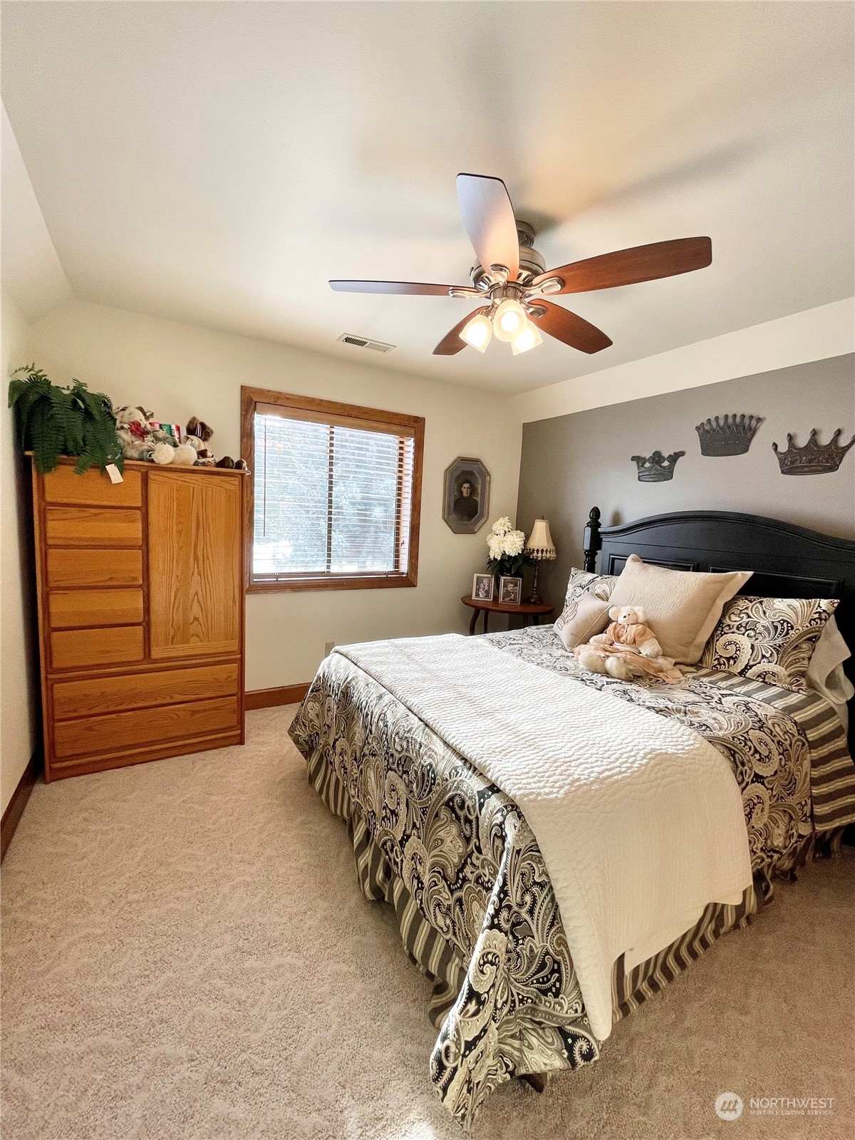 14 Pogue Road Okanogan, WA 98840 - Photo 31 of 40 a bedroom with a large bed and a chandelier