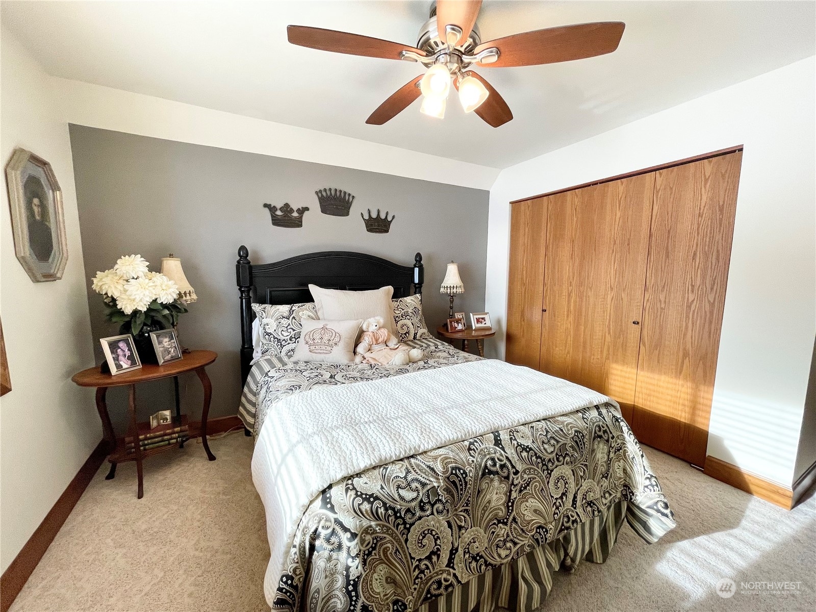 14 Pogue Road Okanogan, WA 98840 - Photo 32 of 40 a bedroom with a bed and a chandelier