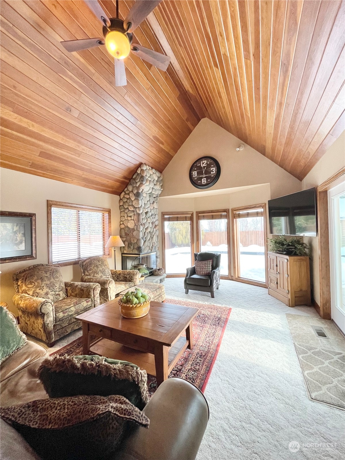 14 Pogue Road Okanogan, WA 98840 - Photo 9 of 40 a living room with furniture and window