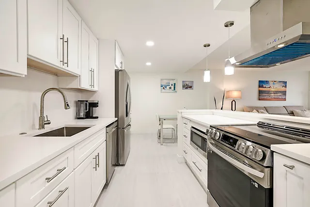 $570,000 | 2121 North Ocean Boulevard, Unit 806W, Boca Raton, FL 33431