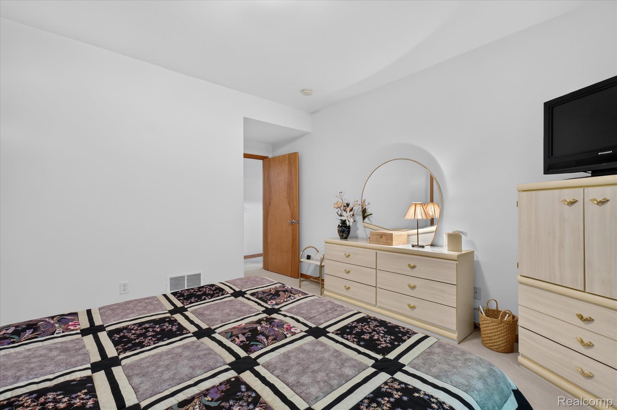 5388 Hartland Road Fenton, MI 48430 - Photo 33 of 74 32-5388-Hartland-Rd-WindowStill.jpg