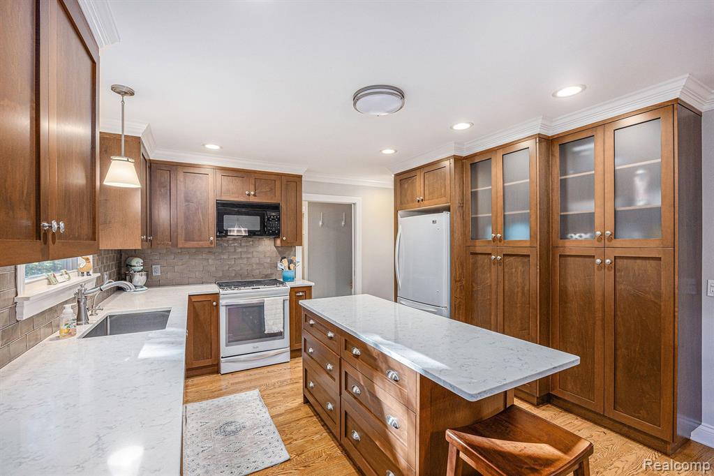 4495 Maybee Road Lake Orion, MI 48359 - Photo 5 of 34