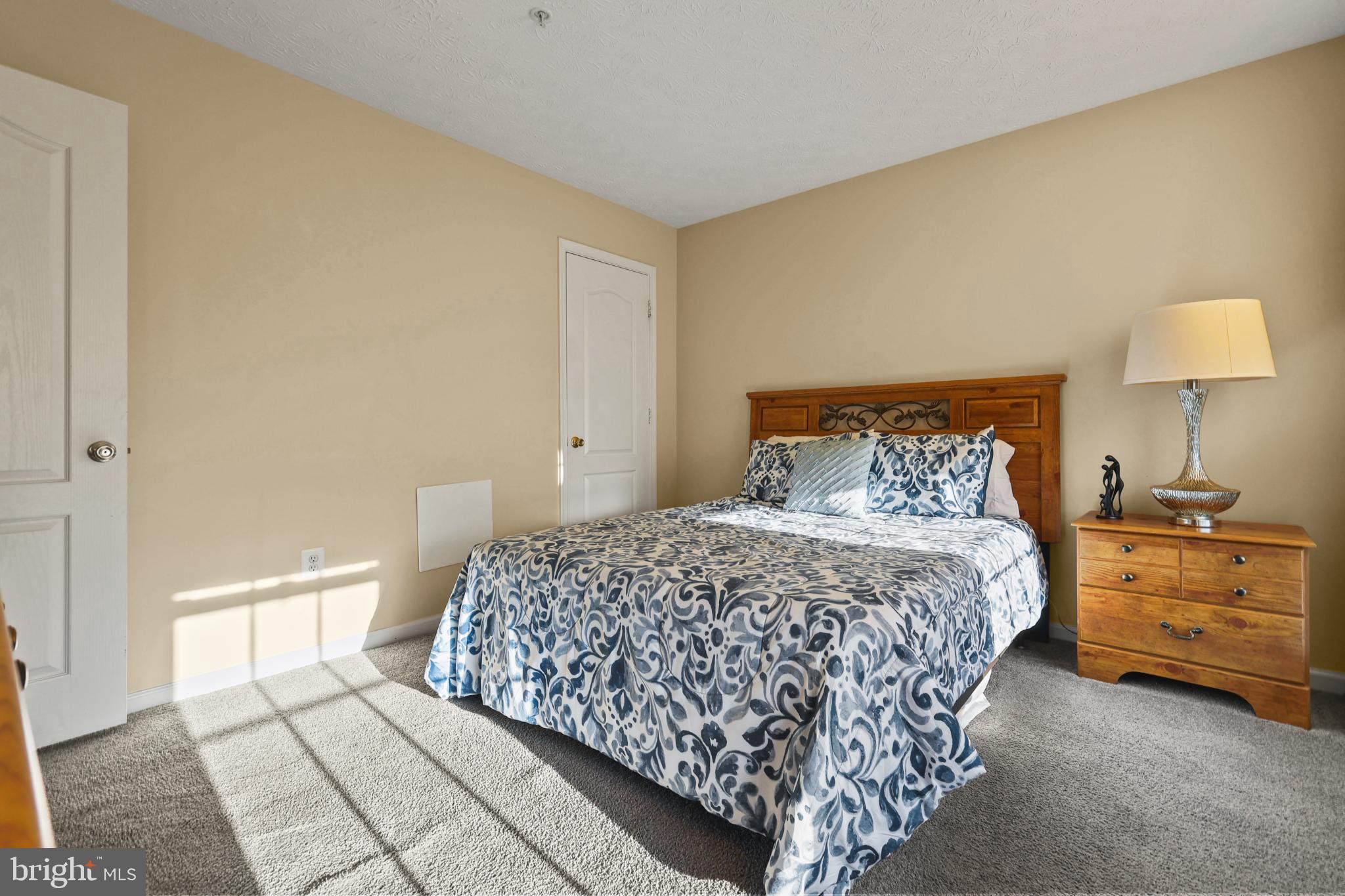 9716 Penguin Place Upper Marlboro, MD 20772 - Photo 6 of 84 a bedroom with a bed and a lamp