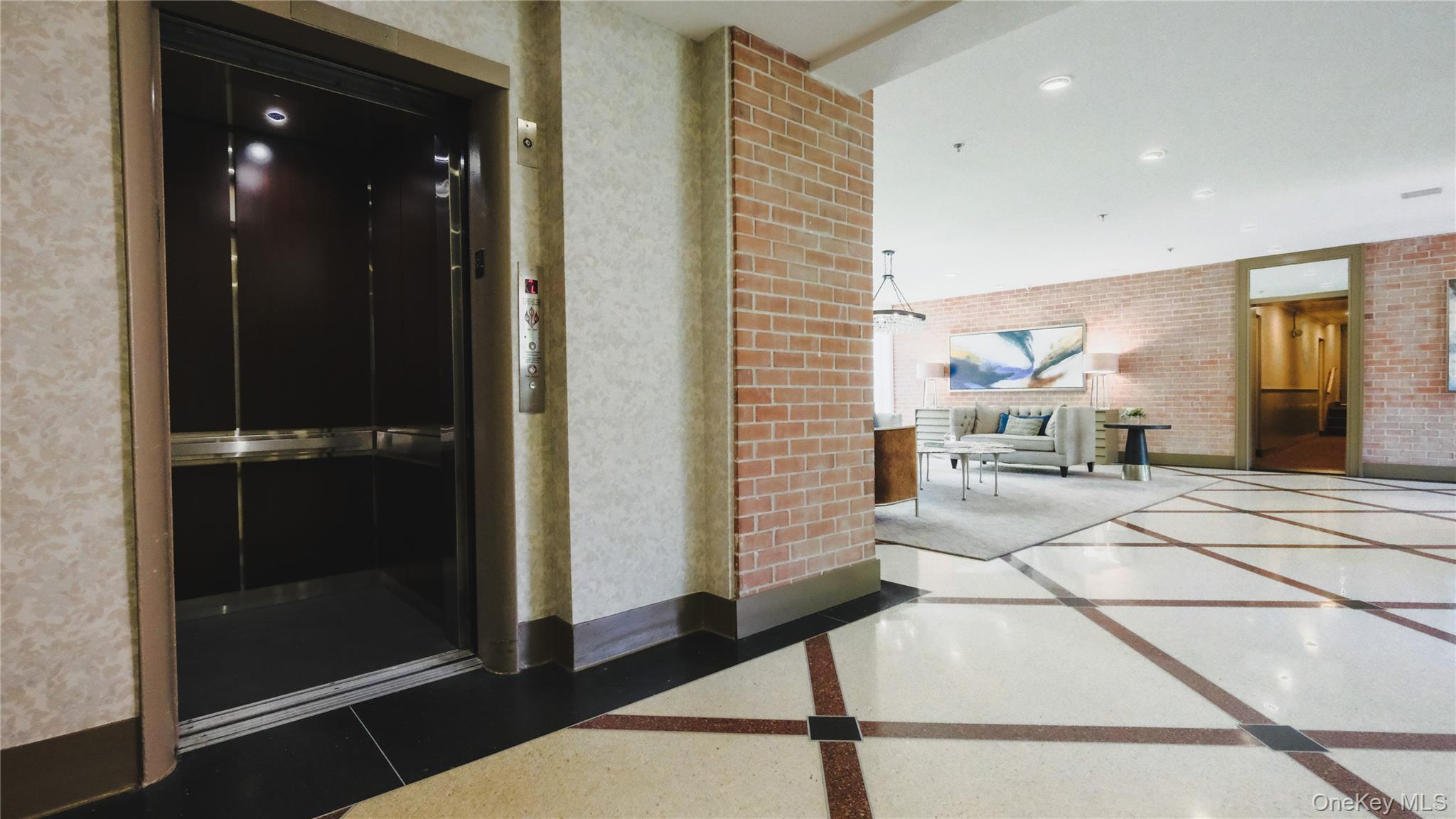 20 Canterbury Road, Unit 1P Great Neck, NY 11021 - Photo 4 of 28 Elevator