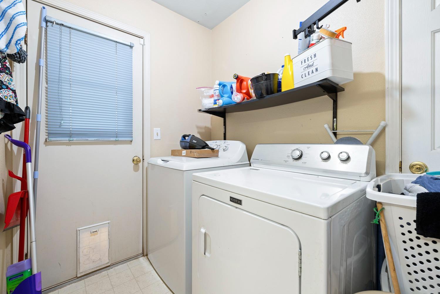 18800 Midland Way Madera, CA 93638 - Photo 13 of 27 a utility room with dryer and washer