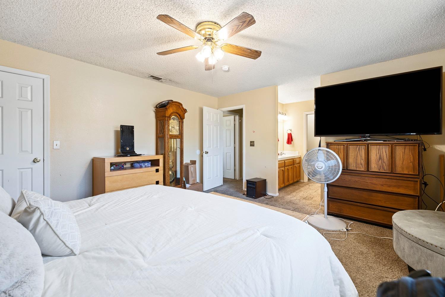 18800 Midland Way Madera, CA 93638 - Photo 17 of 27 a bedroom with a bed and a flat screen tv
